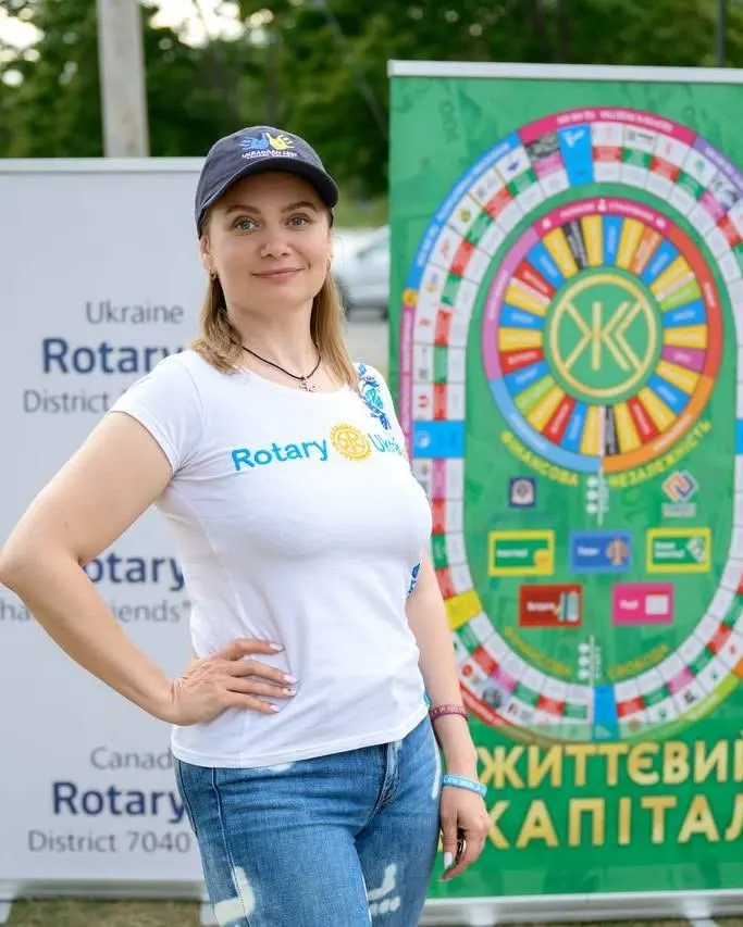 Ольга Яловенко, директорка фестивалю UAFest, у кепці UAFest на фестивалі