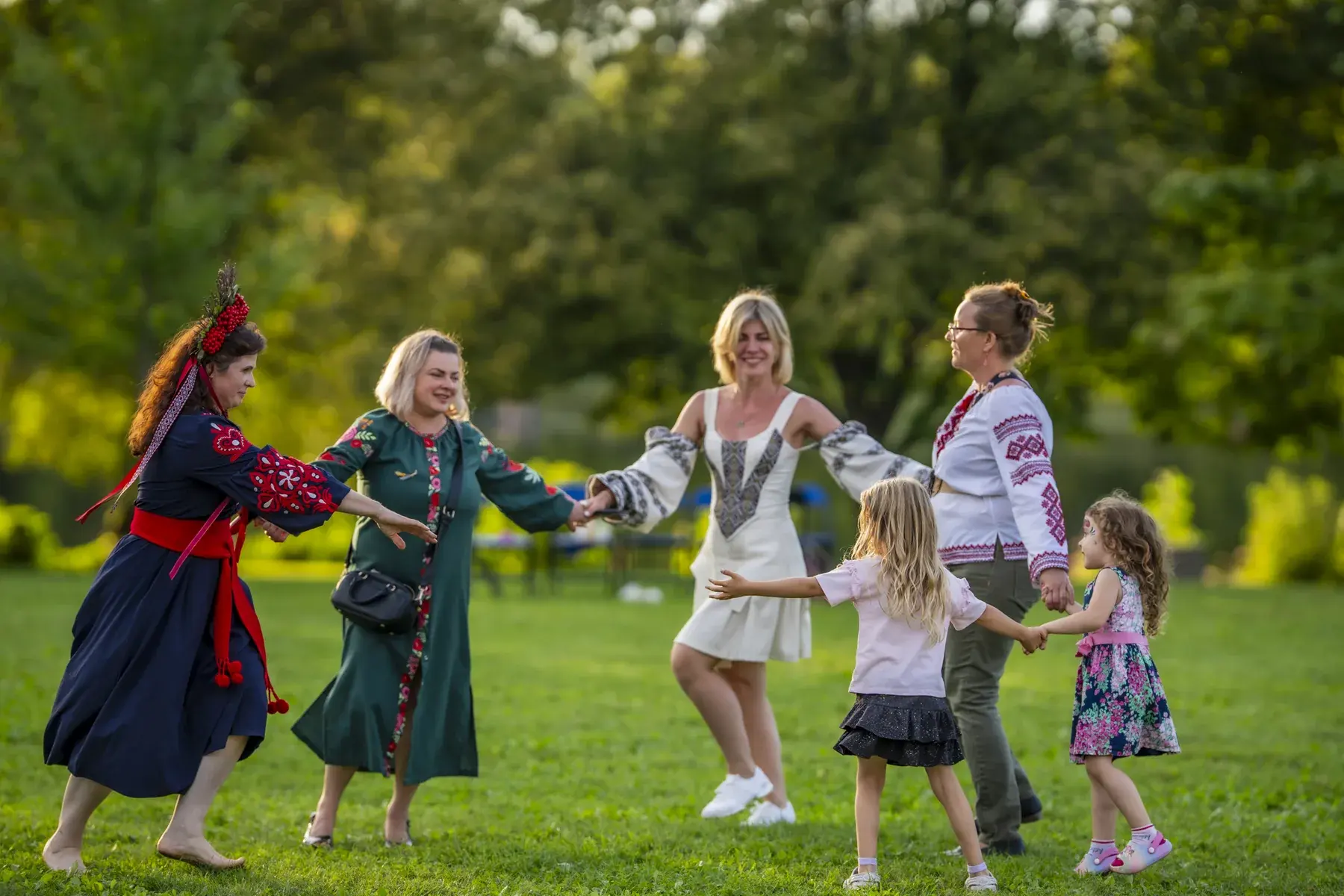Родини й діти беруть участь в активностях UAFest 2026 на галявині