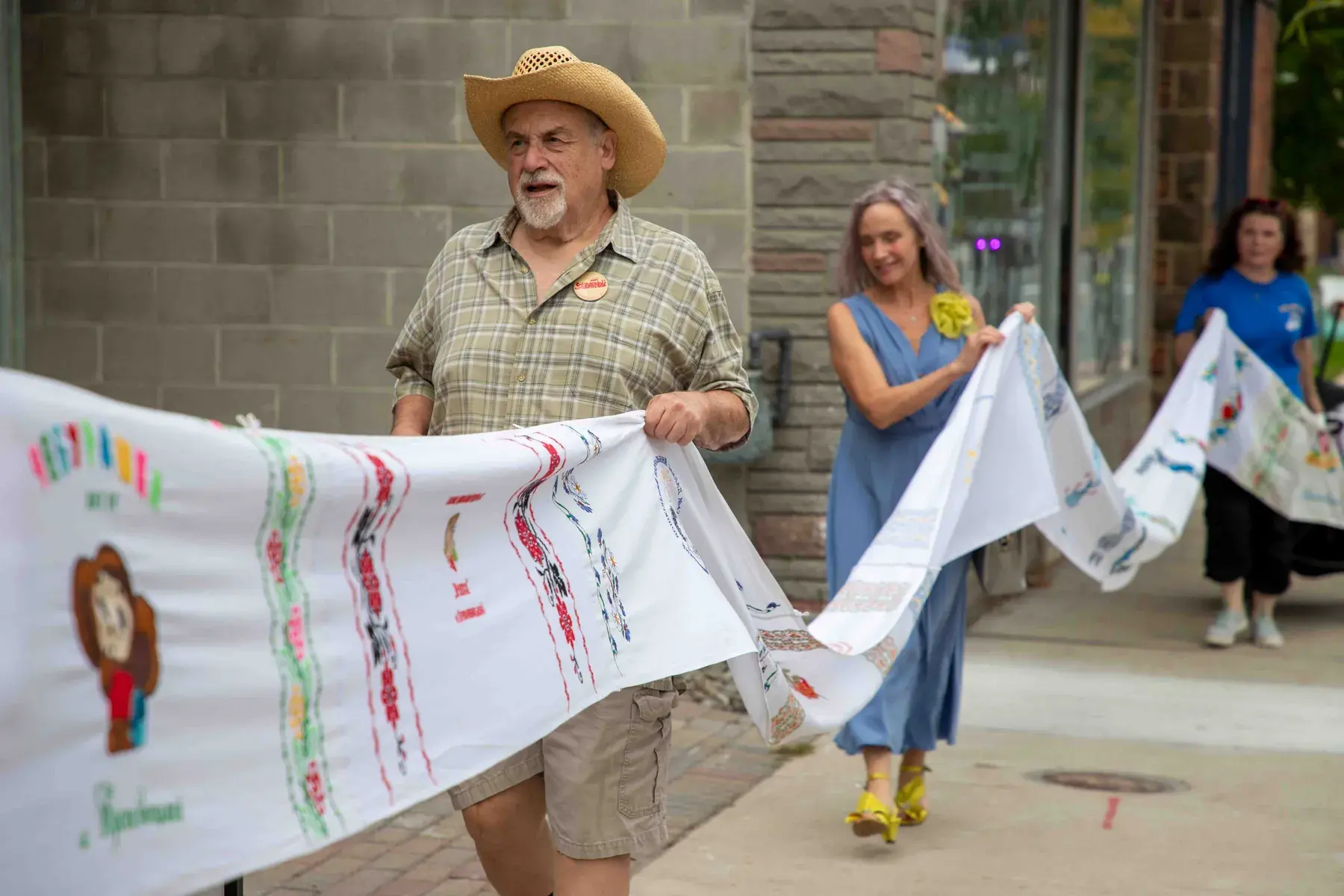 Embroidered panels of the rushnyk on the move