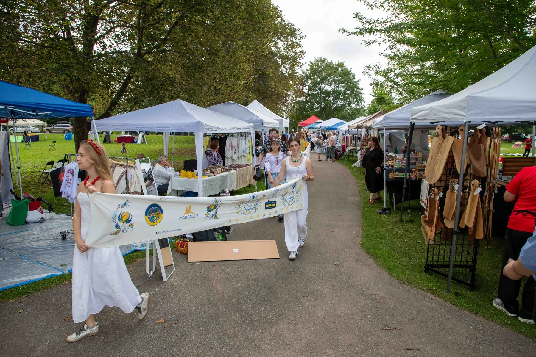The rushnyk arrives among the market tents in Riverside Park