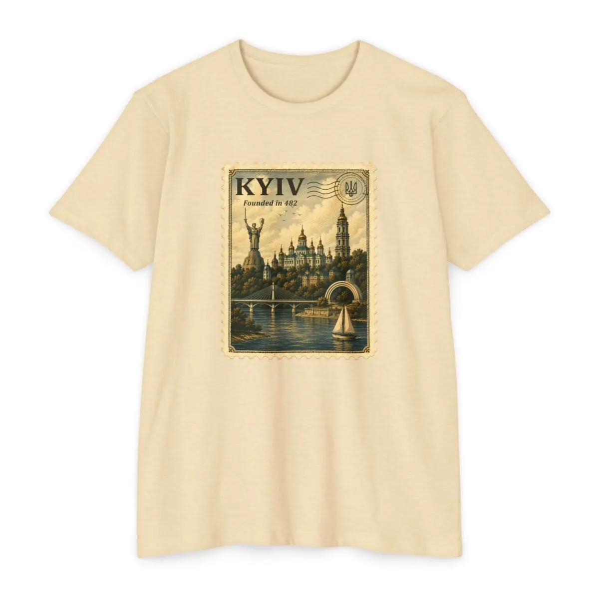 Le t-shirt Kyiv à plat : un timbre des collines du Dnipro, la statue de la Mère-Patrie et un voilier