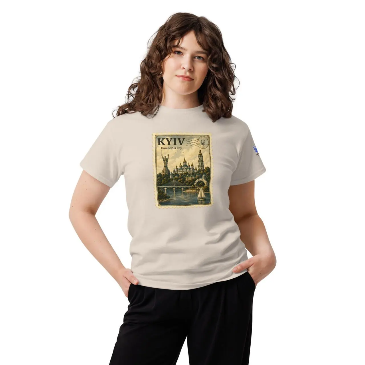 Le même t-shirt Kyiv porté dans une taille plus petite