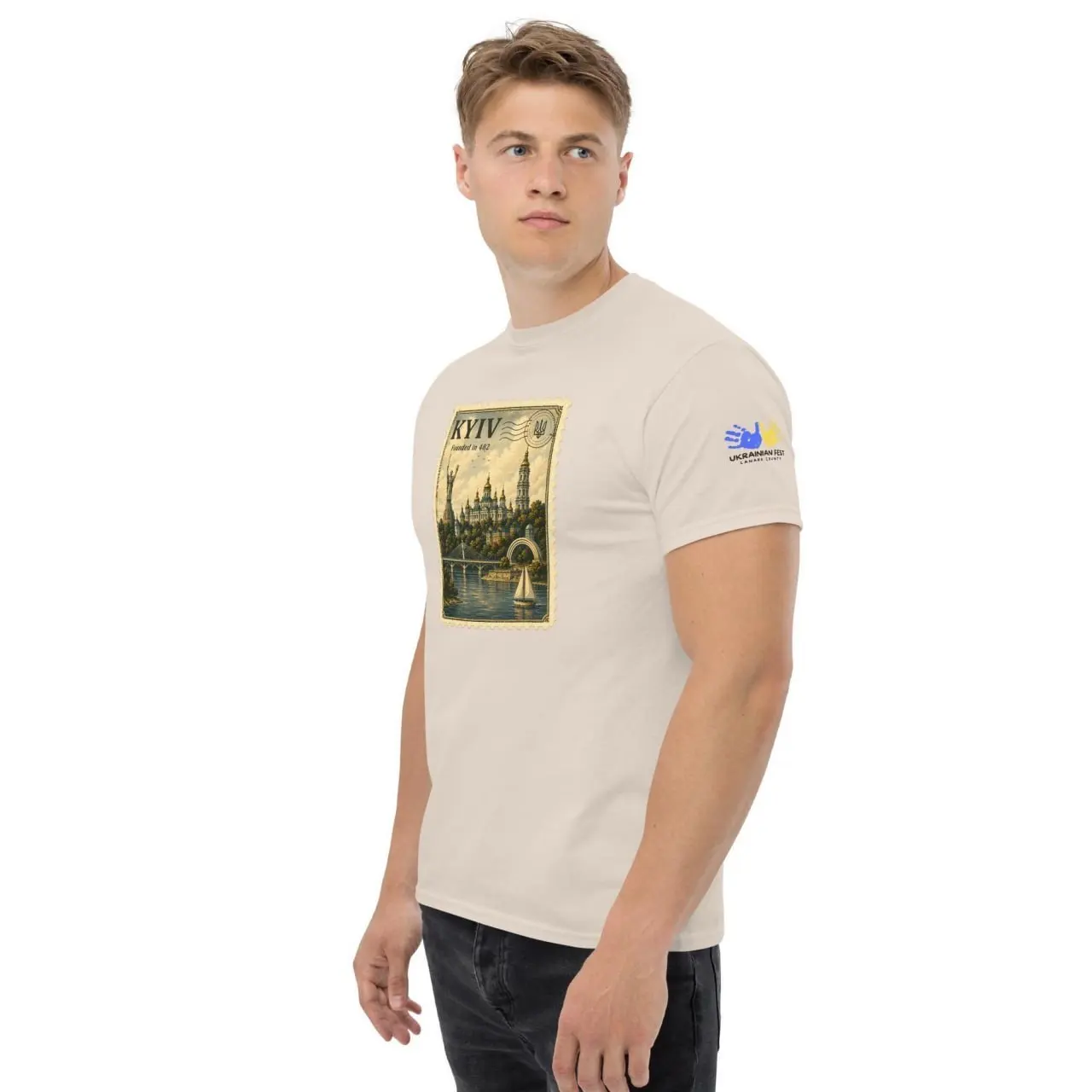 T-shirt en coton naturel porté de face, le timbre-poste Kyiv imprimé sur la poitrine
