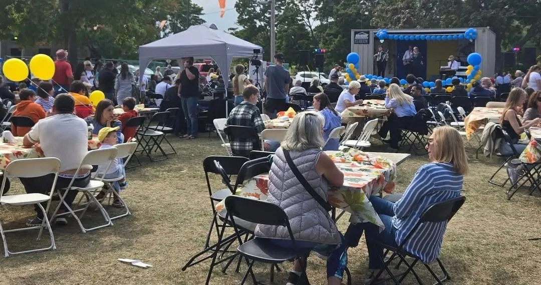 Гості відпочивають за столами біля сцени UAFest — куточок гостинності фестивалю, де день сповільнюється