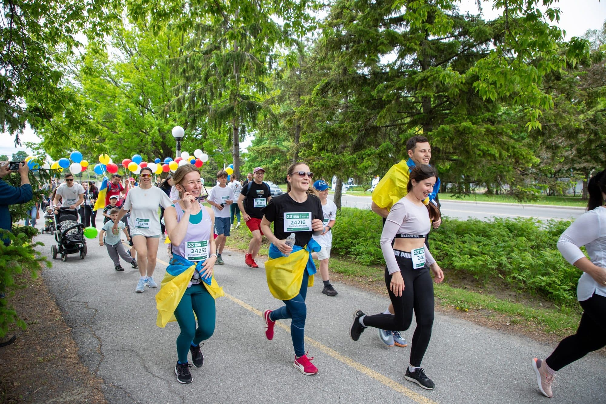 Des participants avec des drapeaux ukrainiens courent le long du canal à Chestnut Run Ottawa