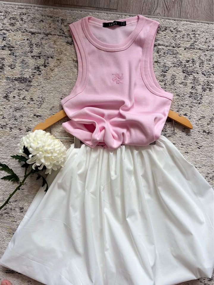 Second view of the pink ribbed top and white balloon skirt with a white chrysanthemum