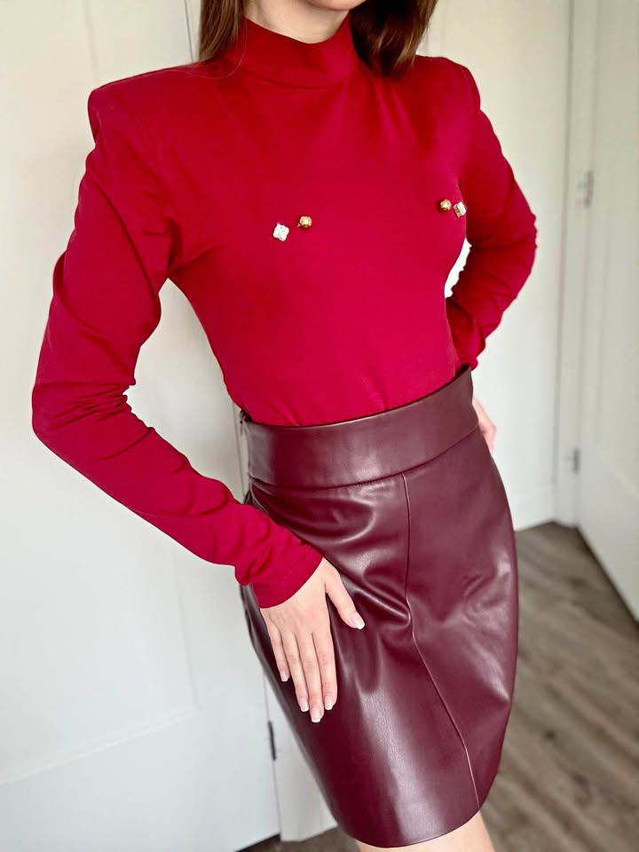 Dark red bodysuit with removable shimmering brooches and a burgundy eco-leather skirt