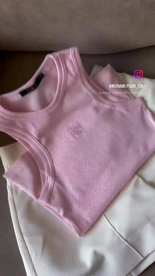 Pink ribbed top folded over a cream skirt, with her own @MONAMI.POUR_TOI watermark