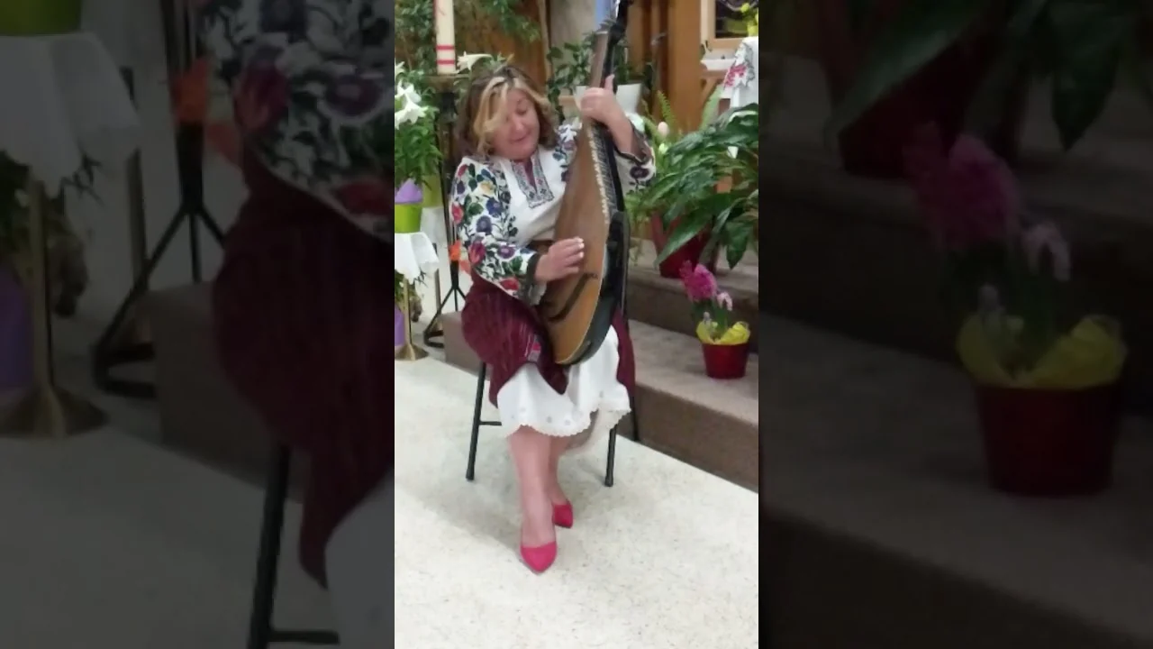 Tanya Navolska playing the bandura during «Маланка», an ancient ritual song