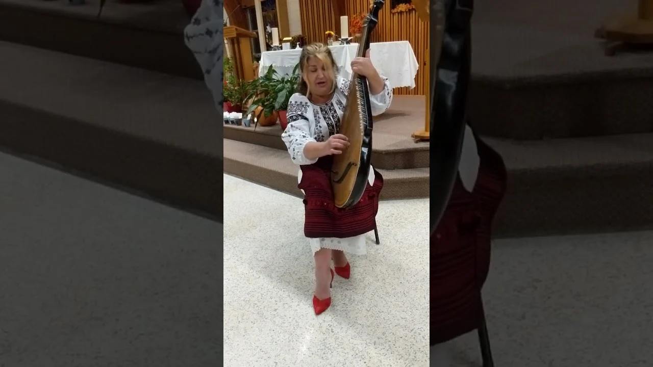 Tanya Navolska with the bandura, the recording she captions simply "Voice & bandura"