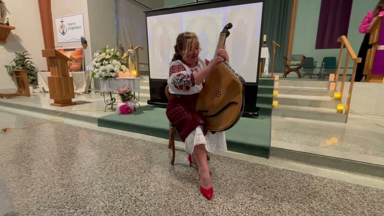 Tanya Navolska singing «Моя Україно», from the recording she captions "En récital à St-Alexandre, Gatineau"