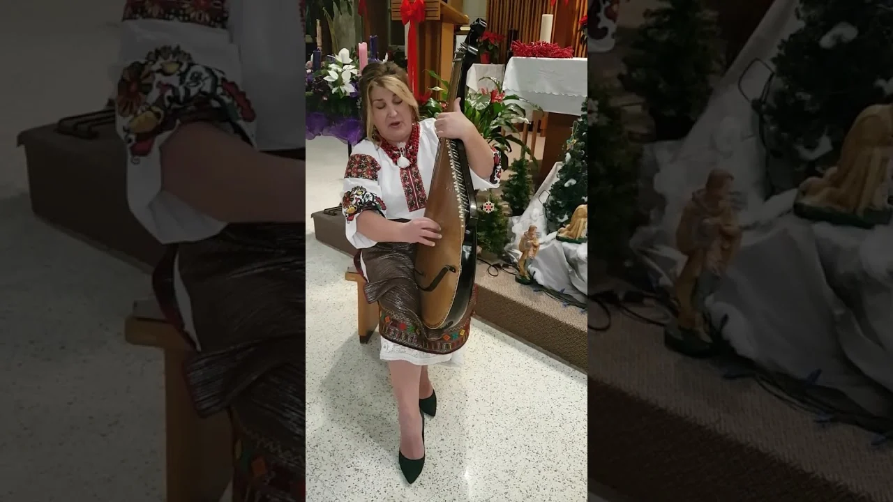 Tanya Navolska in an embroidered blouse with the bandura, singing «Що то за предиво?»